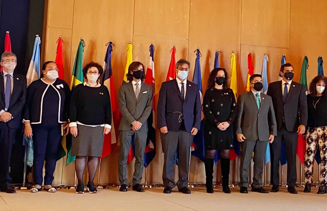 La ministra Pallarés amb els participants en la reunió del CLAD a Lisboa.