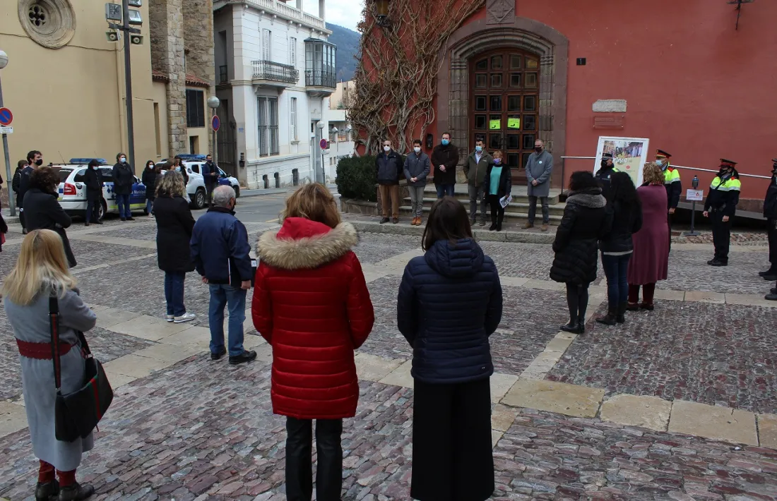 L’acte institucional davant el consistori, un minut de slienci per les dones assassinades. 