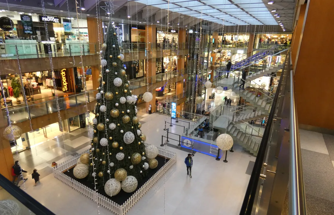 El centre comercial es prepara per rebre el Nadal. 
