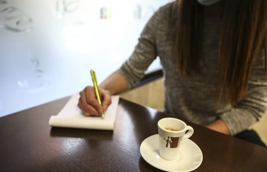 Hi ha bars que registren els clients en una llibreta.