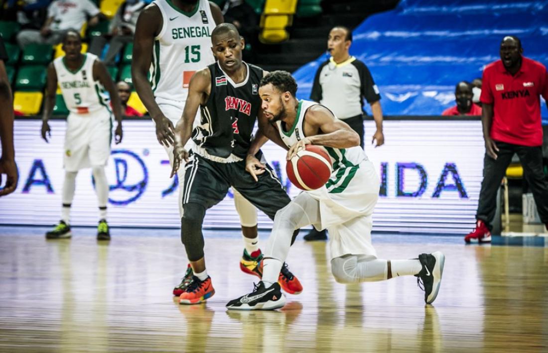 El base Clevin Hannah, amb Senegal, defensat per Victor Maisiba Bosire. Foto: FIBA