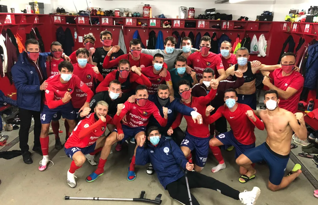 Els jugadors de la UE Olot celebren, alguns amb mascareta, la victòria d’ahir. Foto: Twitter UE Olot