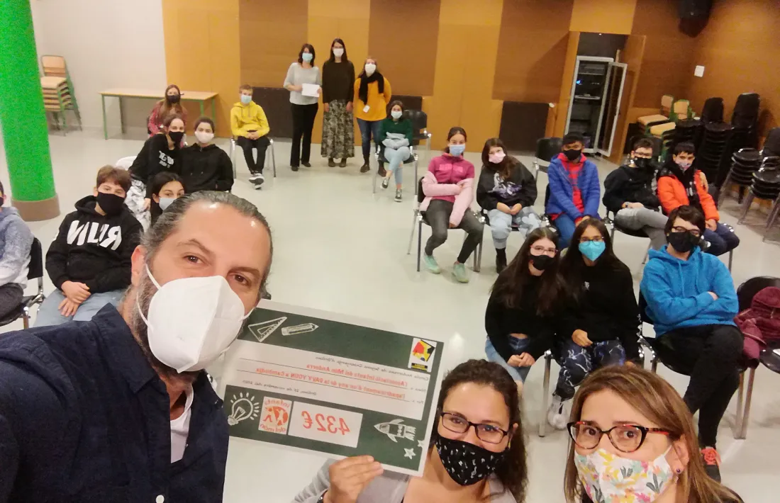 Moment de l'entrega del xec a Infants del Món.