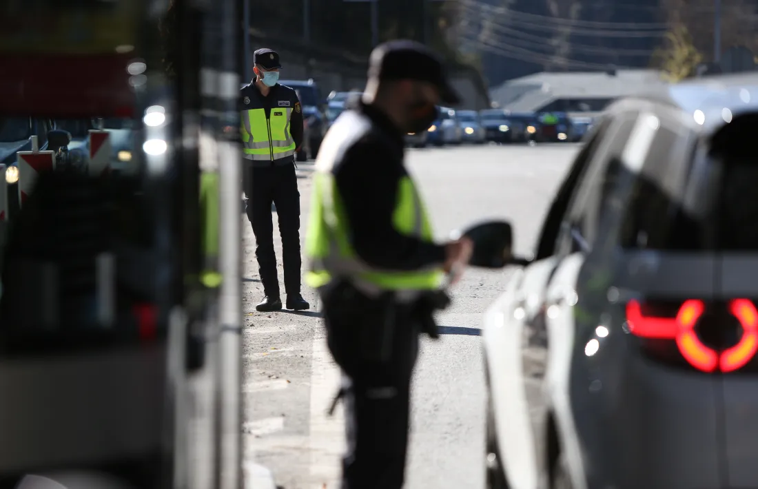 Agents de la policia fan controls als vehicles que creuen la frontera cap a Catalunya.