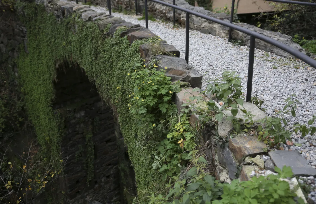 El Pont dels Escall no té una datació clara, però el 1881, quan s'hi va firmar el tractat que en du el nom, segur que ja hi era. Als 70 va quedar definitvament 'enterrat' entra els blocs circundants.