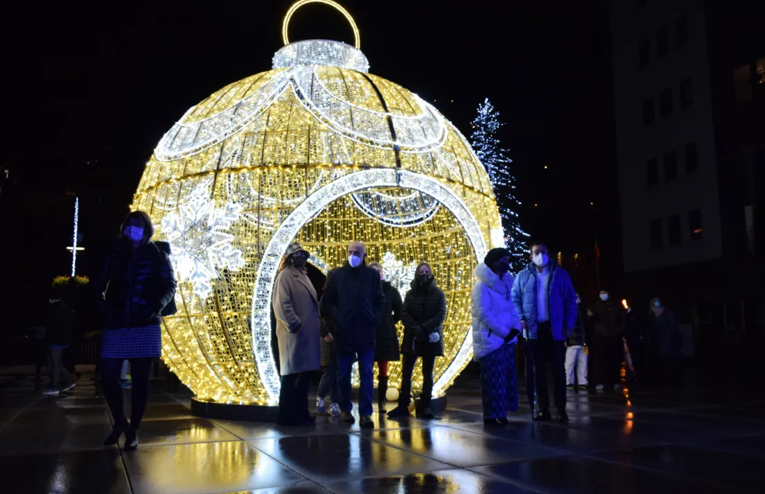 Les autoritats de Sant Julià de Lòria amb la gran bola de llum.