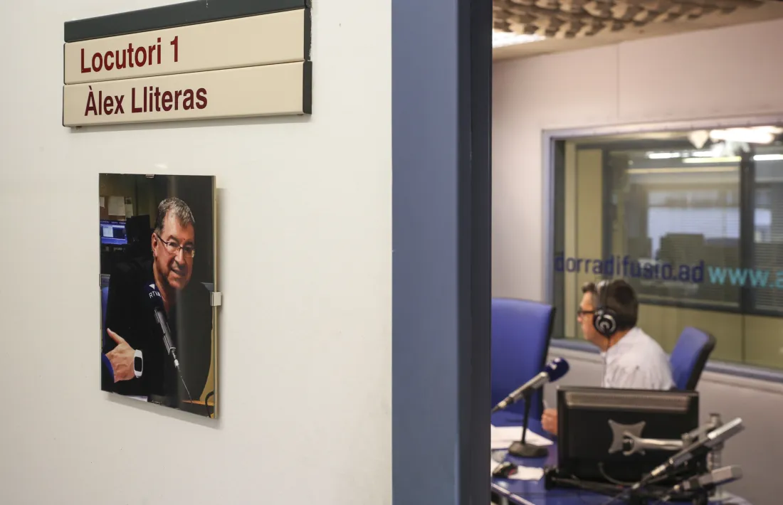 El locutori recordarà el periodista Àlex Lliteras. 