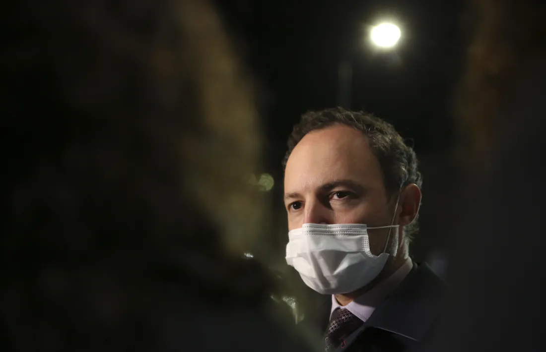 El cap de Govern, Xavier Espot, atenent els mitjans de comunicació aquest dijous al vespre després de la reunió amb les estacions.