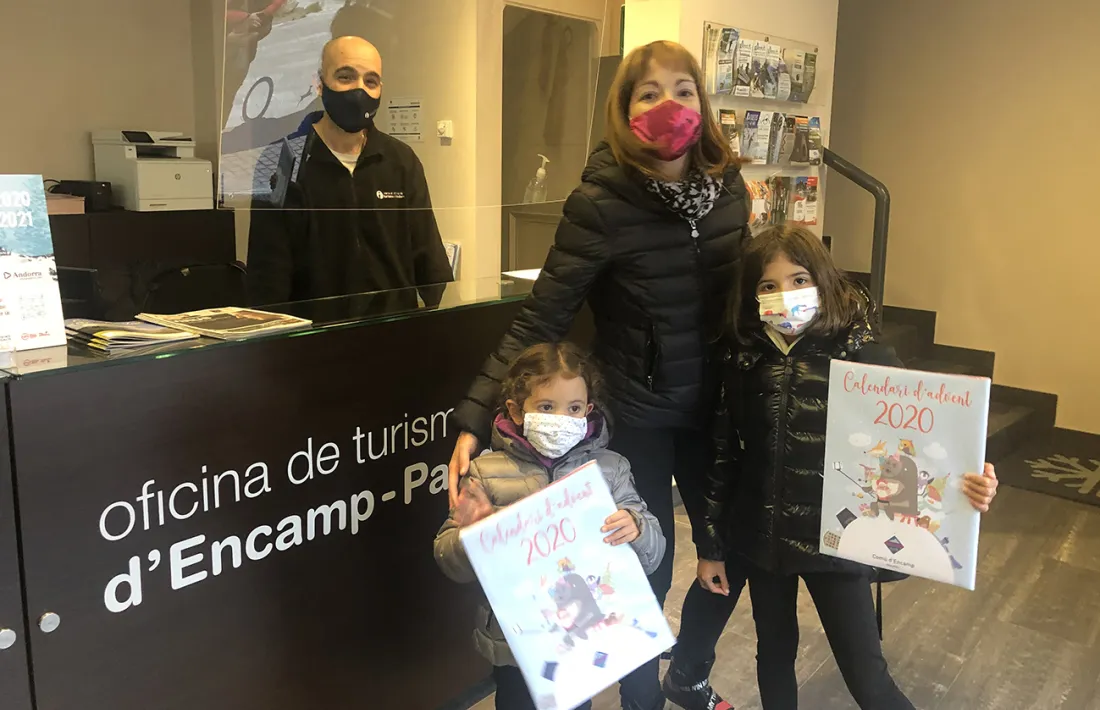 Entrega del calendari d'advent a les oficines de turisme d'Encamp.