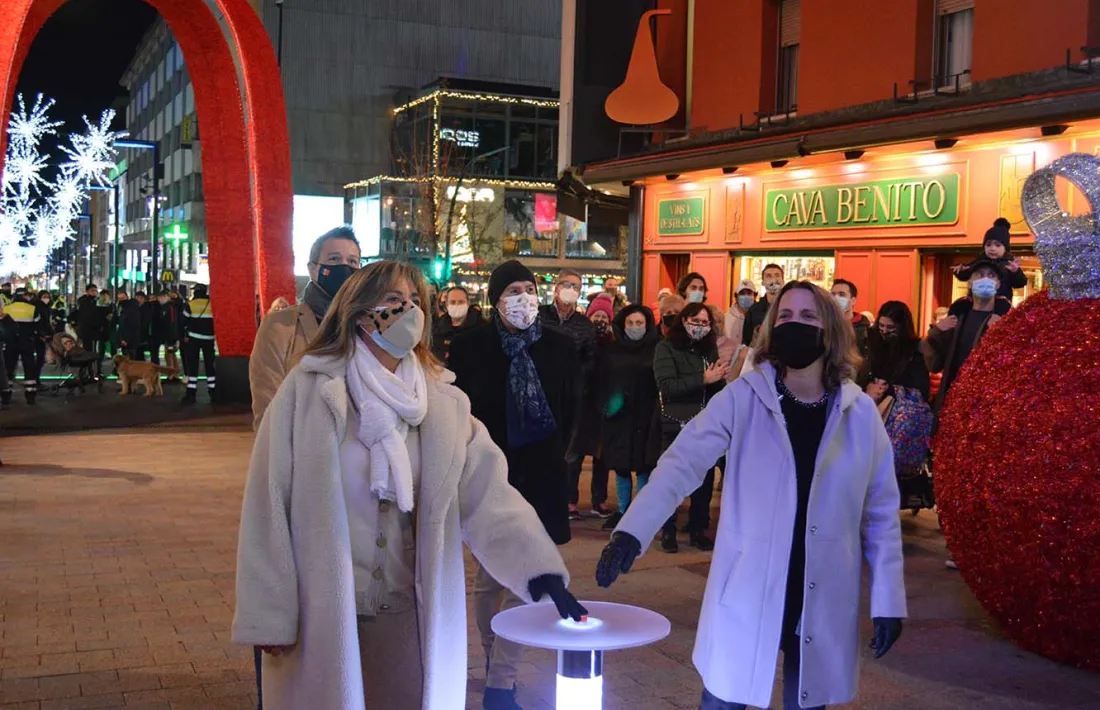 Les cònsols majors d'Andorra la Vella i Escaldes-Engordany, Conxita Marsol i Rosa Gili, encenen els llums de Nadal.