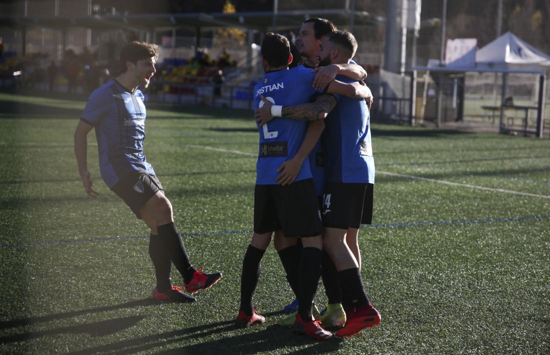 Els jugadors de l’Inter Club Escaldes celebren el 3 a 1 marcat per Genís de penal. Foto: Facundo Santana