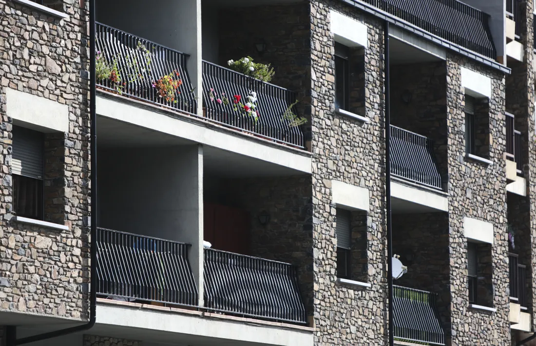 Els joves que optin per llogar fora d’Andorra la Vella i Escaldes-Engordany se’ls pagarà l’abonament anual de transport públic.