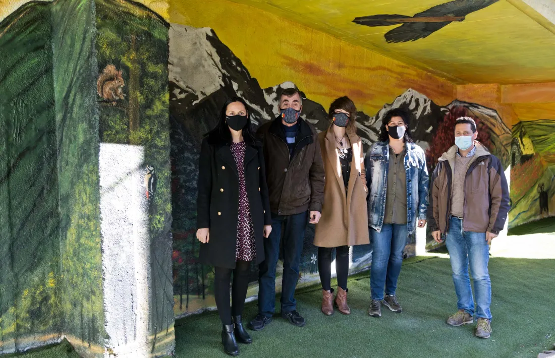 Un instant de la inauguració del mural.