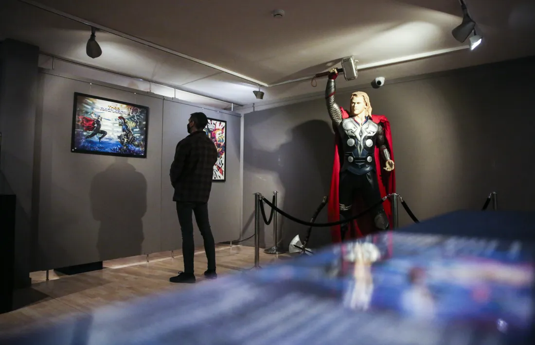 Thor, el doctor Donald Blake en la vida civil, amb el martell Mjölnir, la seva arma reglamentària.