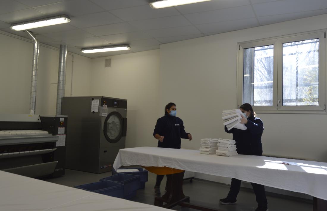 Dues de les treballadores del servei de bugaderia industrial, ahir al matí a les instal·lacions de Nougrapats.