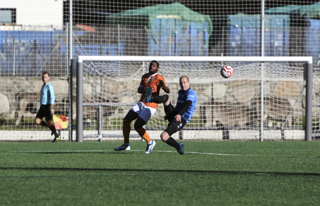  ‘Bacari’ lluita per la pilota amb un altre ex-Espanyol, Ilde Lima. Foto: Facundo Santana