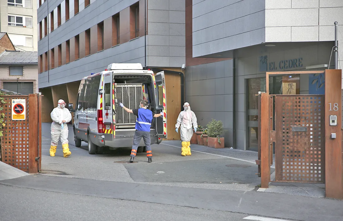 Sanitaris preparats per traslladar pacients del Cedre malalts de Covid.