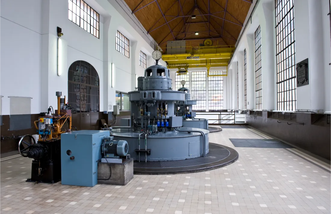 Sala de màquines de la central hidroelèctrica.