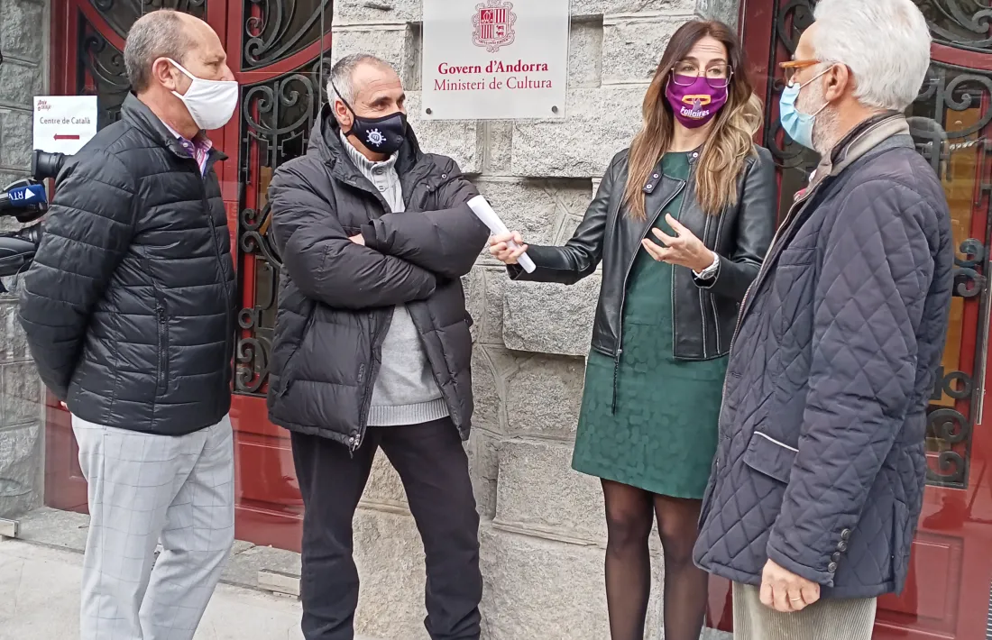 La ministra de Cultiura, amb Xavier Llovera, Albert Roig i Francesc Rodríguez a la sortida de la reunió del Consell Assessor del Patrimoni que va tenir lloc ahir al Rosaleda.