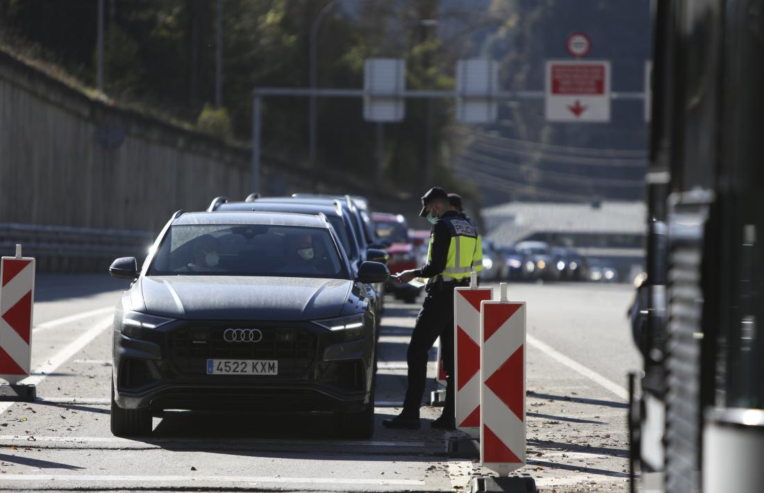 Controls policials als vehicles que volen accedir a Andorra per la frontera espanyola.