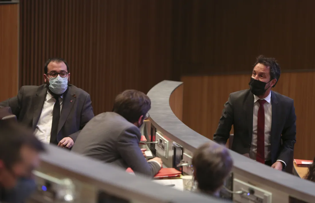 El president del grup socialdemòcrata, Pere López, parla amb els companys de grup en un moment de la sessió de control d’ahir.