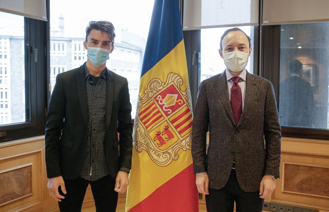 El ciclista resident Julian Alaphilippe amb el Cap de Govern, Xavier Espot. Foto: SFGA / C. Esteve