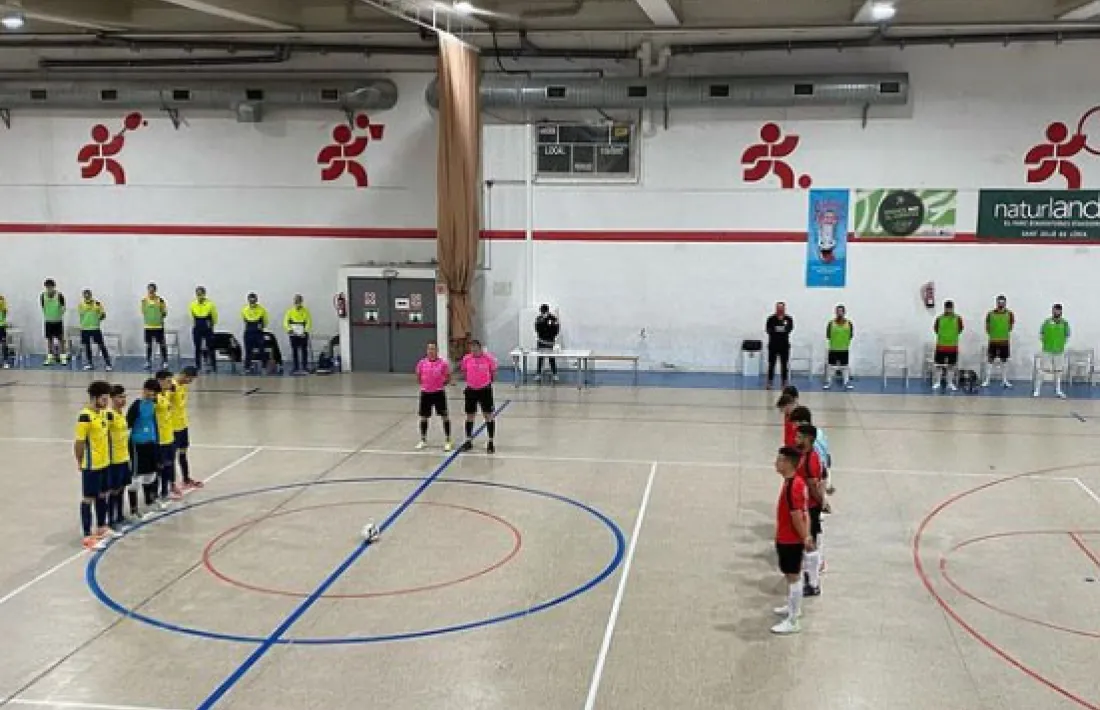 El CESJ i La Laguna van guardar un minut de silenci per Valéry Giscard d’Estaing. Foto: CE Sant Julià