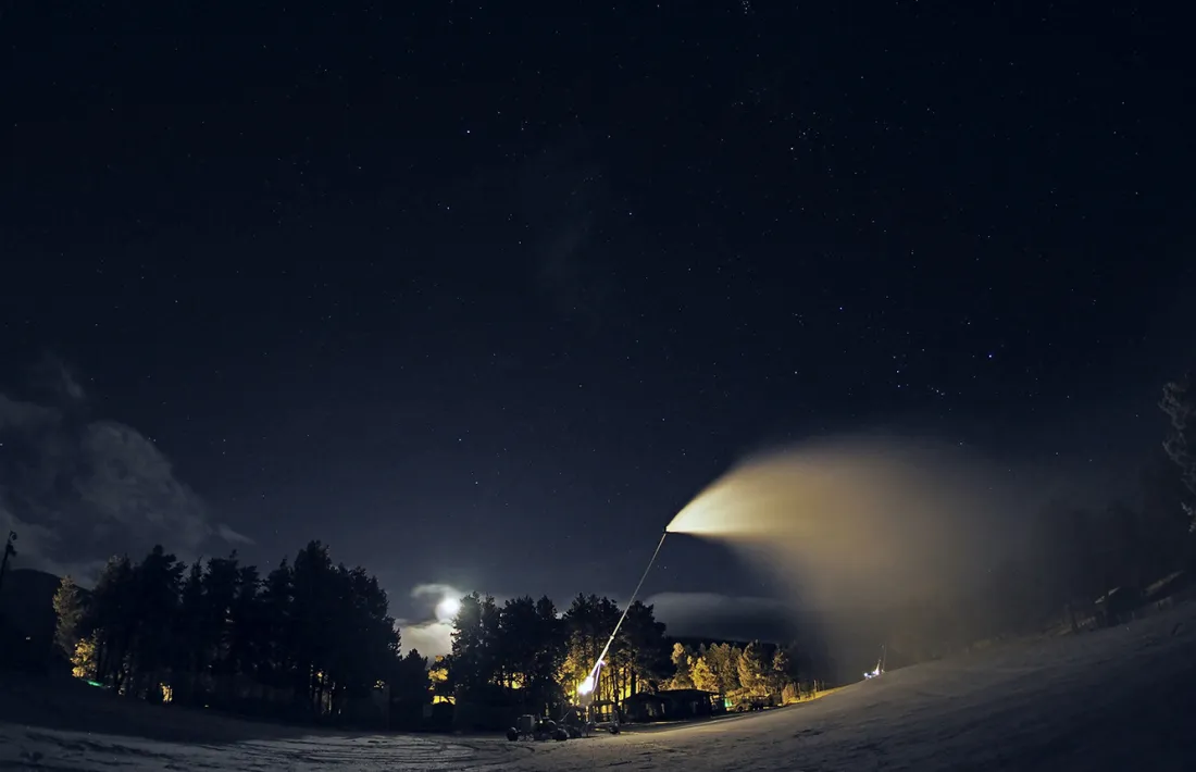 Els canons de neu, funcionant a ple rendiment a Naturlandia.