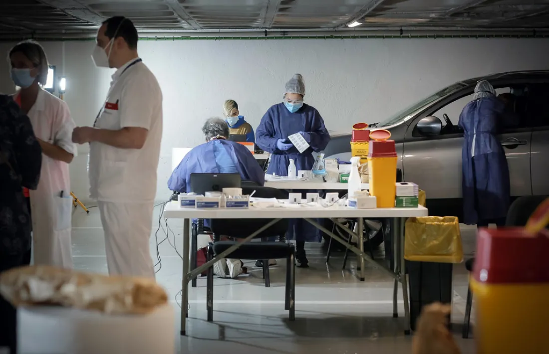 Personal sanitari fent proves a l'aparcament comunal de Prat de la Creu.