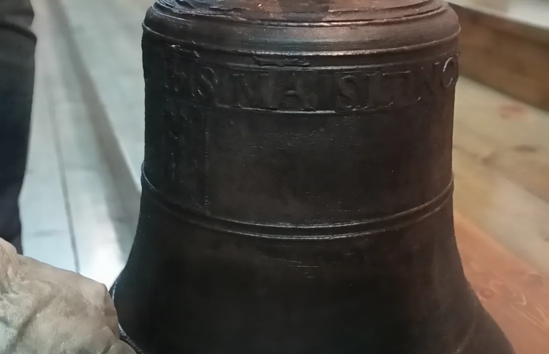 La campana, restaurada i amb pàtina, ahir a la parroquial, tot just acabada d'arribar de València.