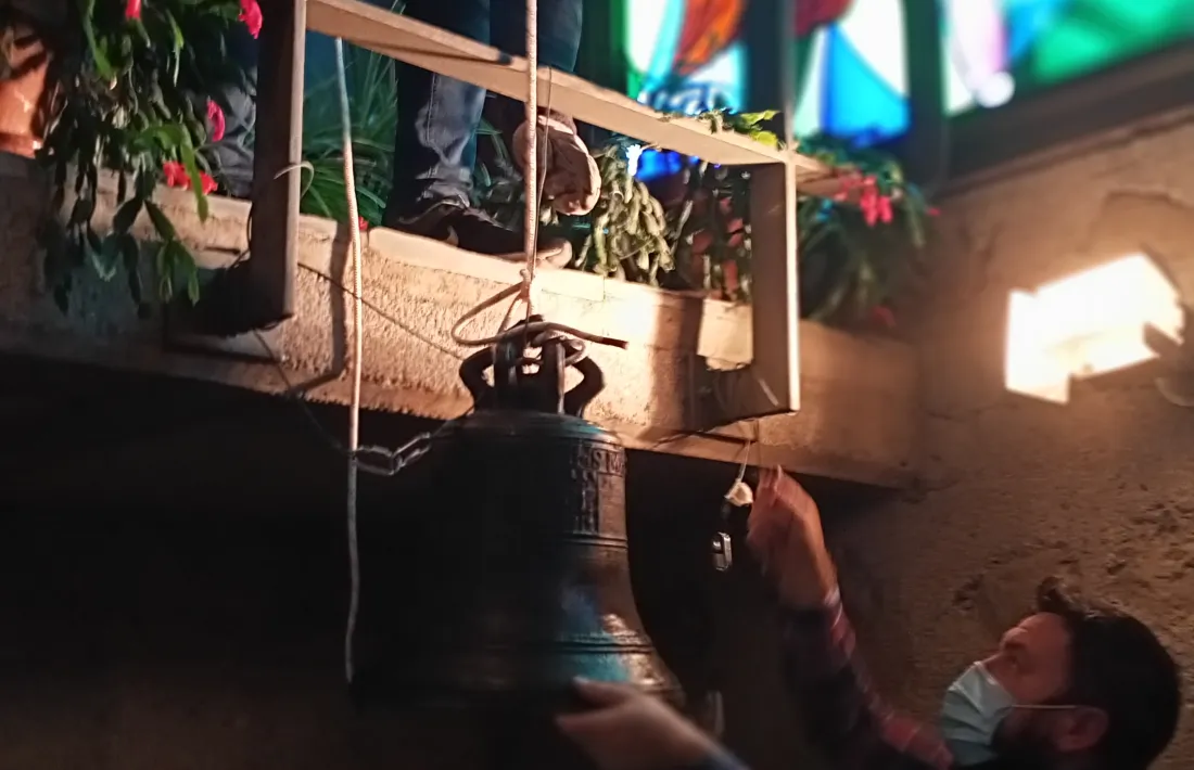Lizarte i Gómez hissen la campana a l'ambó del presbiteri, on quedarà exposada tot el Nadal.