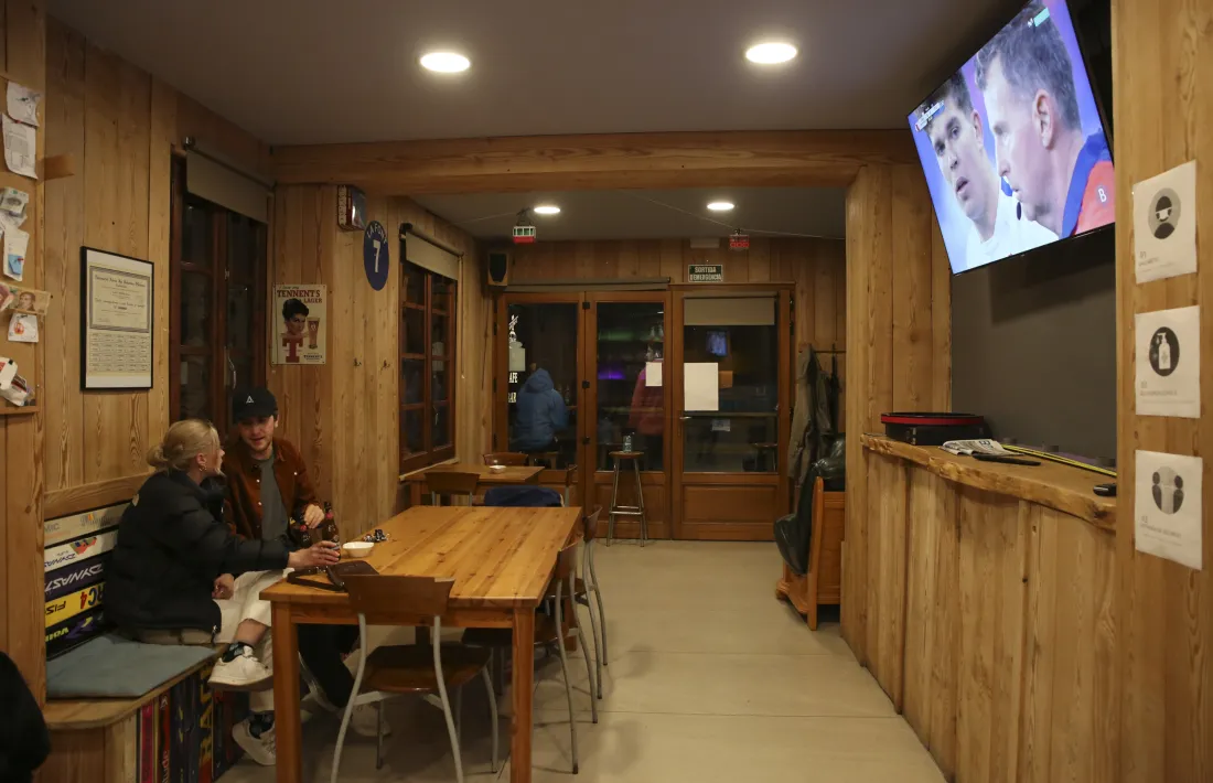 Clients en un bar de la Massana el primer dia que els establiments van poder obrir fins a les 7 de la tarda.