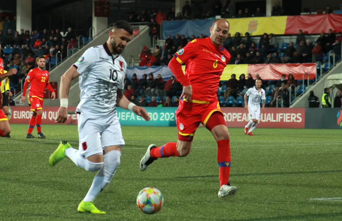 Sadiku defensat per Ilde Lima. Foto: Coke González