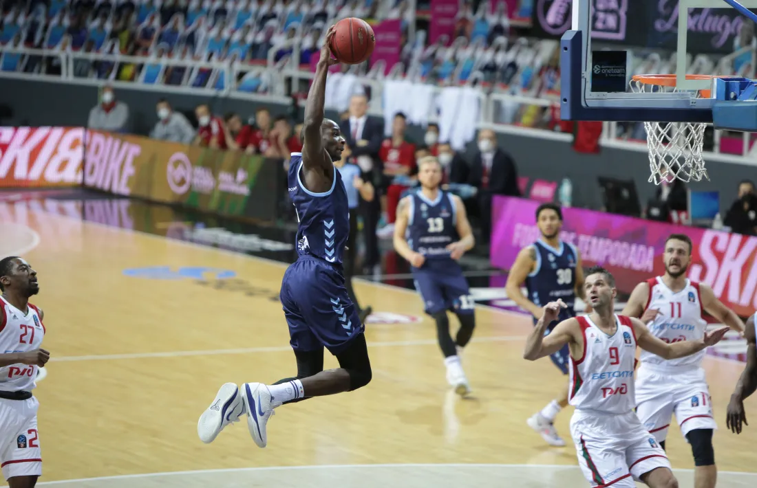 L’aler pivot francès del BC MoraBanc, Bandja Sy, fent una esmaixada espectacular contra el Lokomotiv Kuban Krasnodar.Foto: Facundo Santana