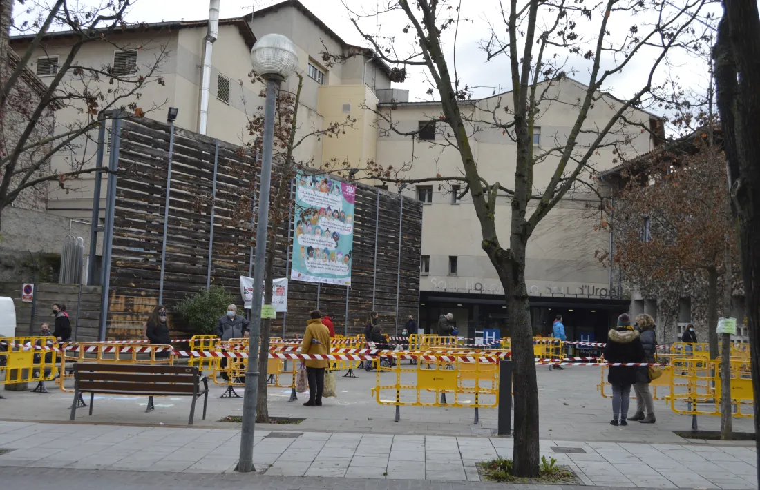 Ciutadans esperant per sotmetre's al cribratge realitzat la passada setmana a la Seu. 