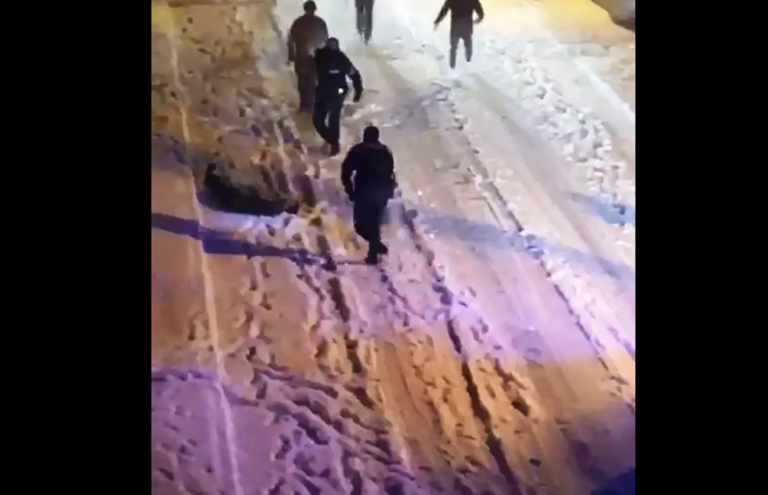 Captura del vídeo on es pot veure l'actuació de la policia.