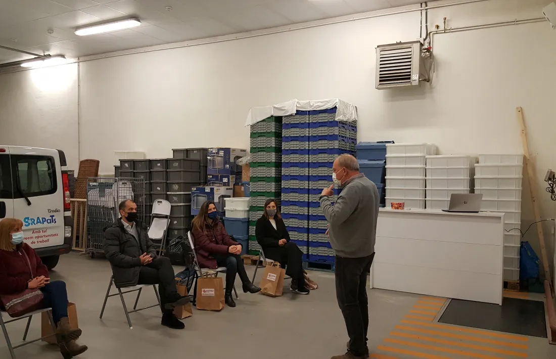 Els responsables de l’empresa alturgellenca van lliurar l’aportació durant una visita al Centre Especial de Treball. 