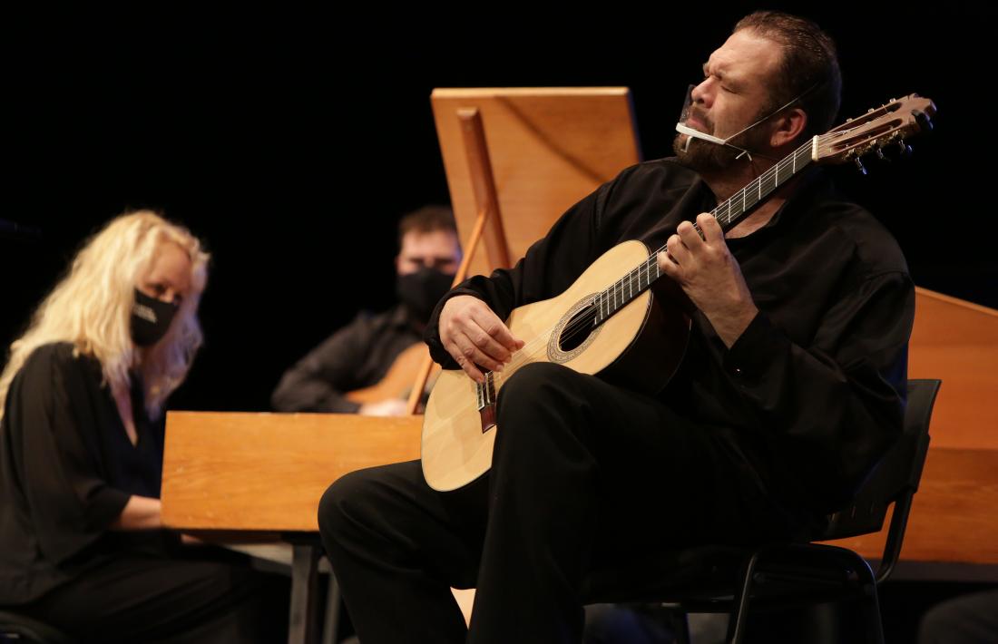 L’Orquestra de Guitarres de Barcelona va debutar ahir al Festival de guitarres.