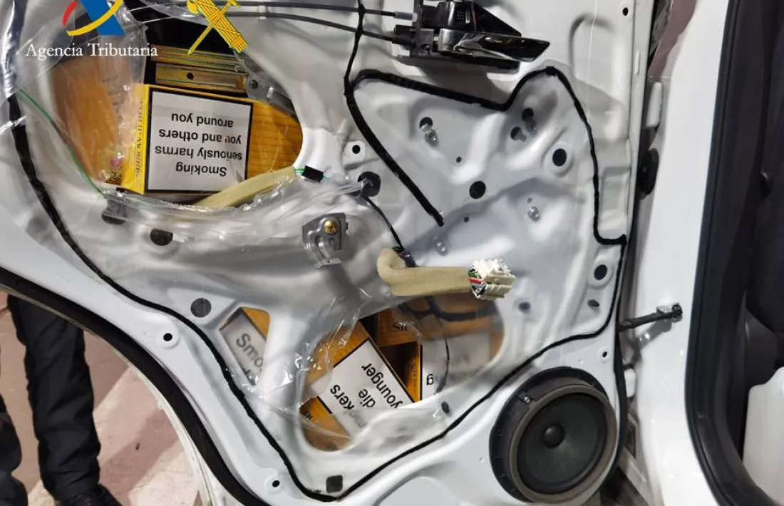 Així es trobava amagat el tabac a les portes del vehicle.