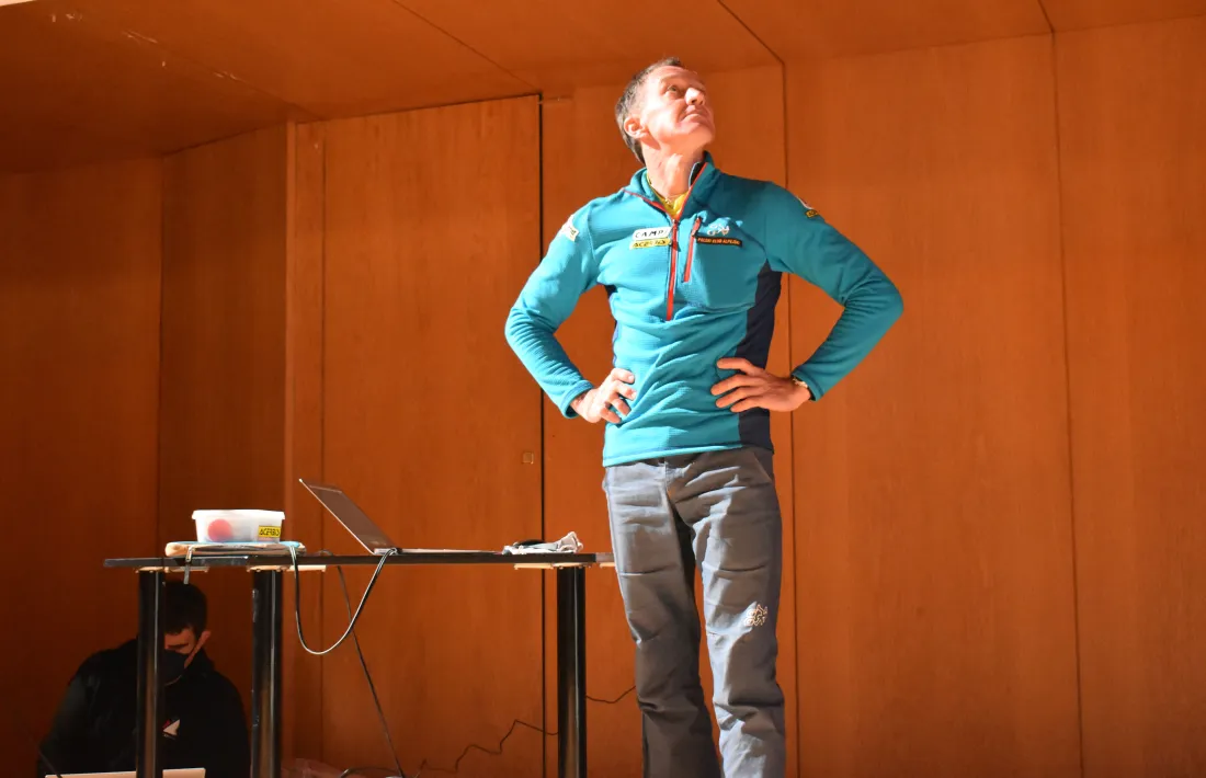 L'alpinista Denis Urukbo durant la preparació de la projecció a l'Auditori Nacional.