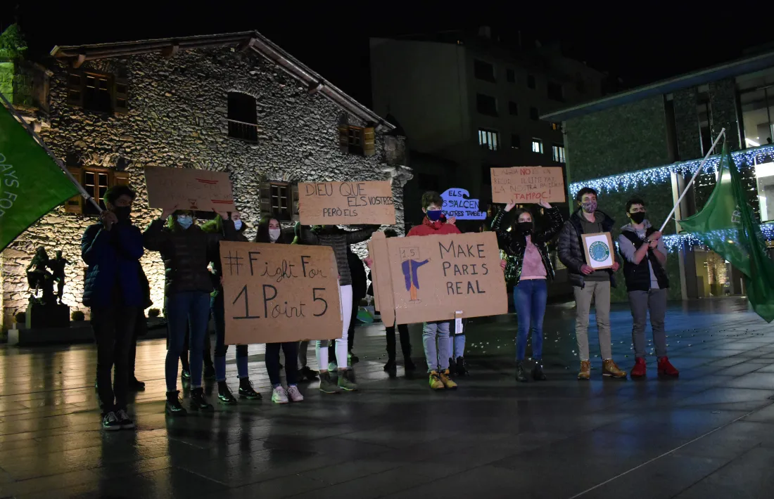Els joves de Fridays for Future amb els cartells de protesta.