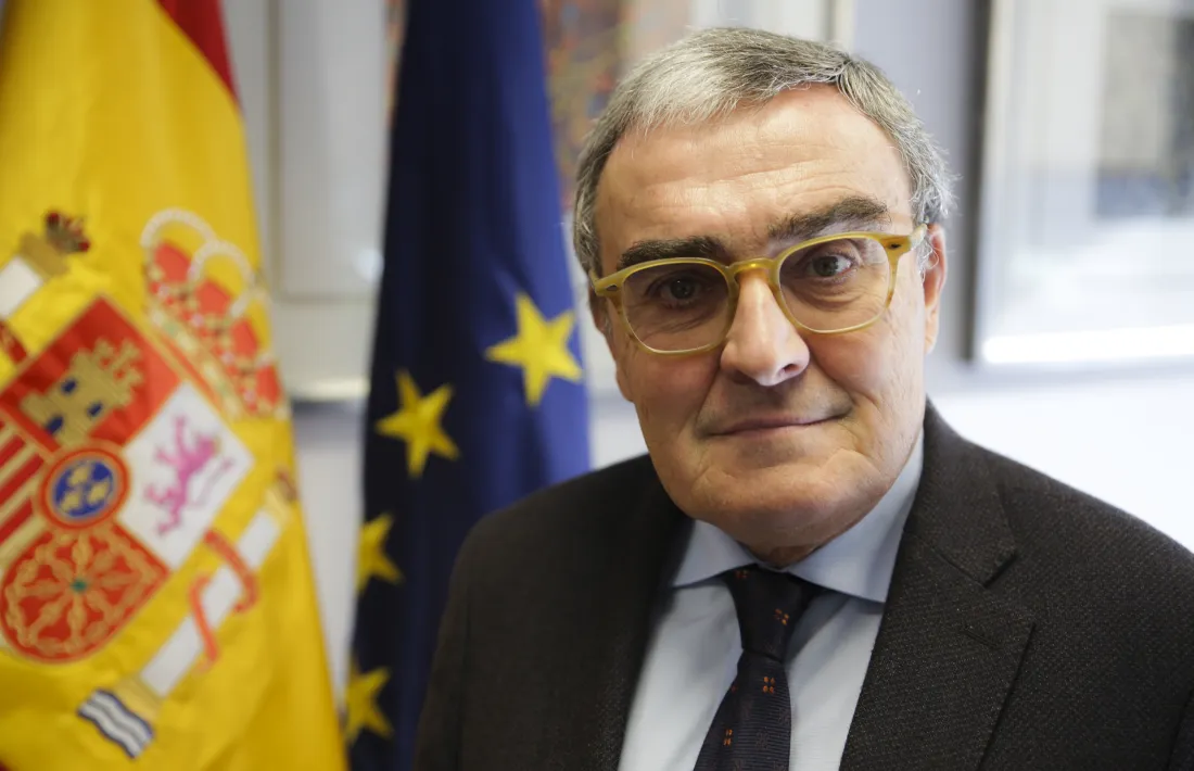 L’ambaixador espanyol, Àngel Ros, en el seu despatx.