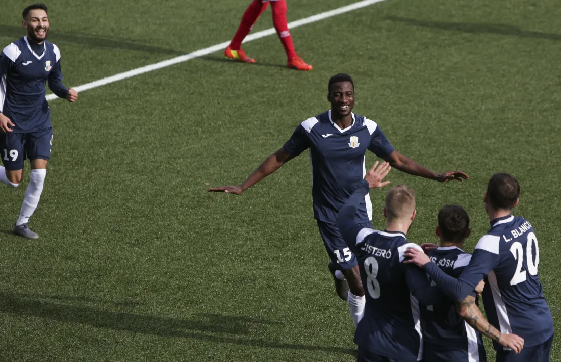 L'FC Santa Coloma celebra un dels tres gols que va marcar al Penya Encarnada. Foto: Facundo Santana