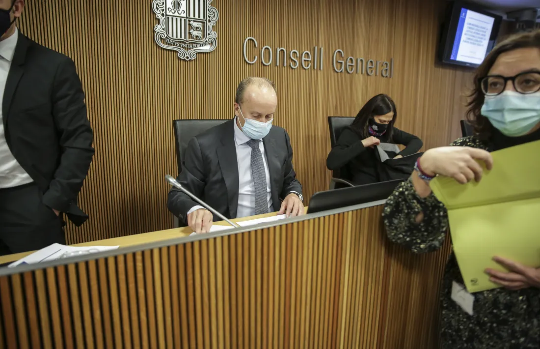 El ministre de Justícia i Interior, Josep Maria Rossell, abans de la compareixença davant les comissions legislatives.