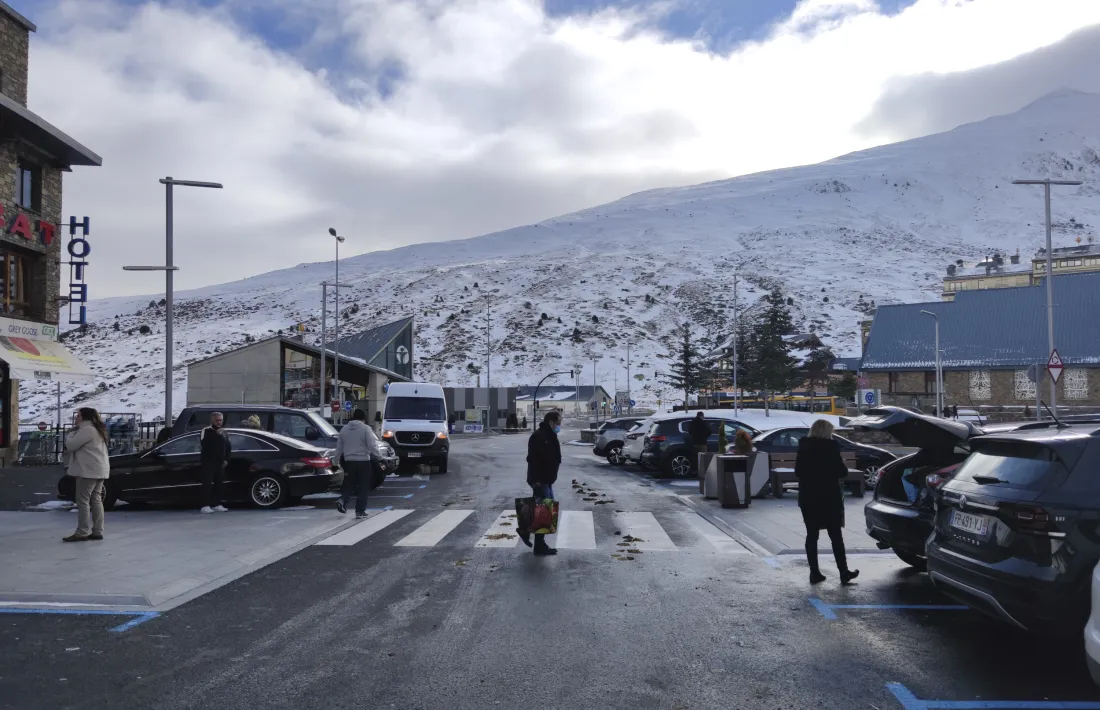 Compradors al Pas de la Casa abans que s’establissin les noves limitacions de pas des de França.