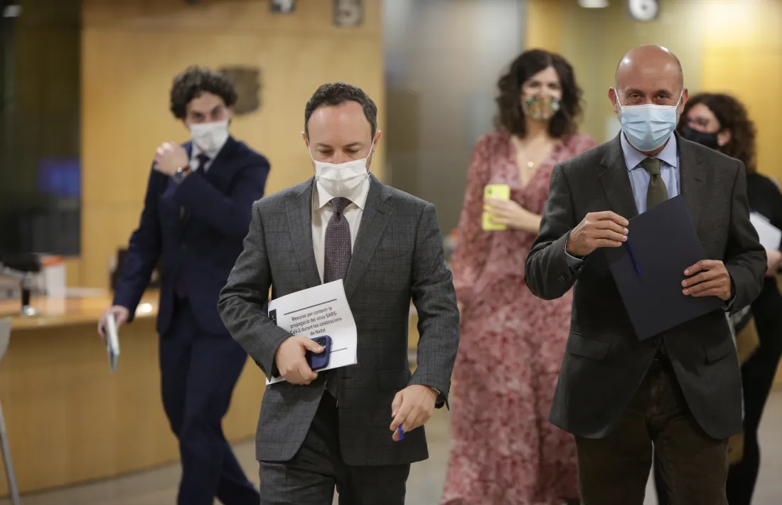 El cap de Govern, Xavier Espot, i el titular de Salut, Joan Martínez Benazet, de camí a la sala de premsa, aquesta tarda.