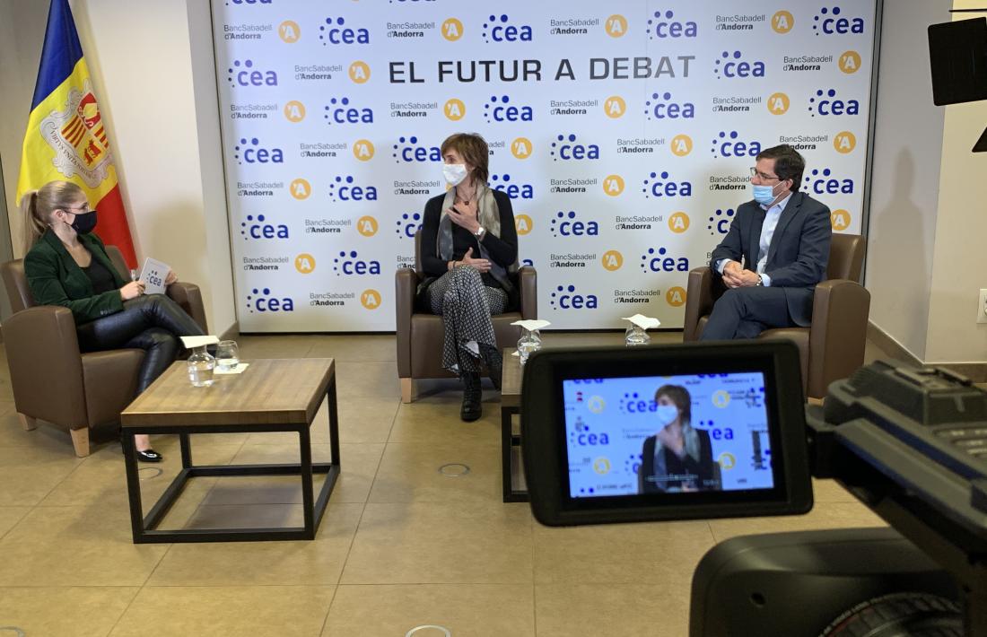 Un moment de la darrera taula rodona amb Assumpció Majoral i José María Roger.