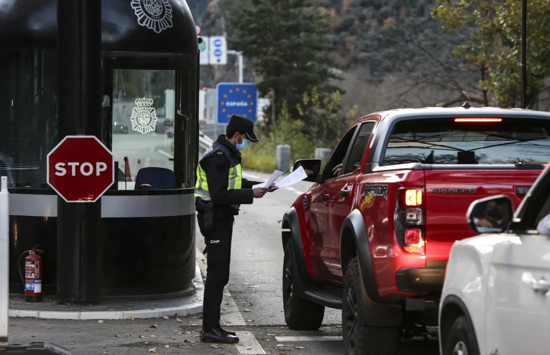 Vehicles passant el control de la policia a la frontera hispanoandorrana.
