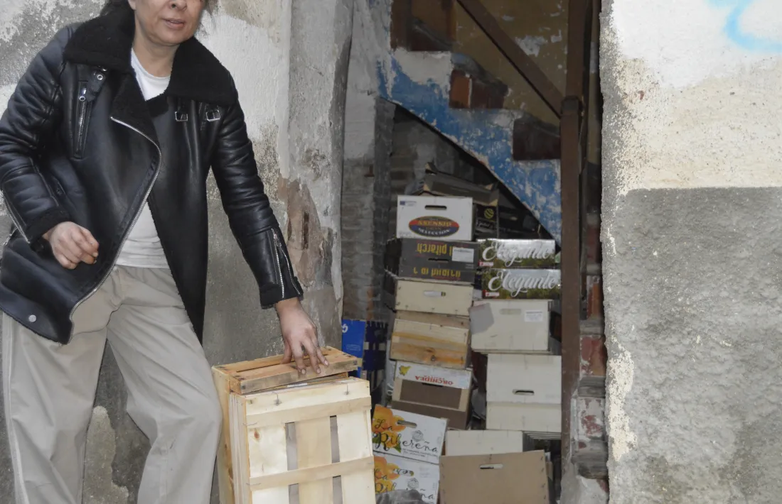 La porta del número 10 del carrer de les Eres, amb les caixes que alguns veïns li proporcionen perquè les cremi a l’estufa. 