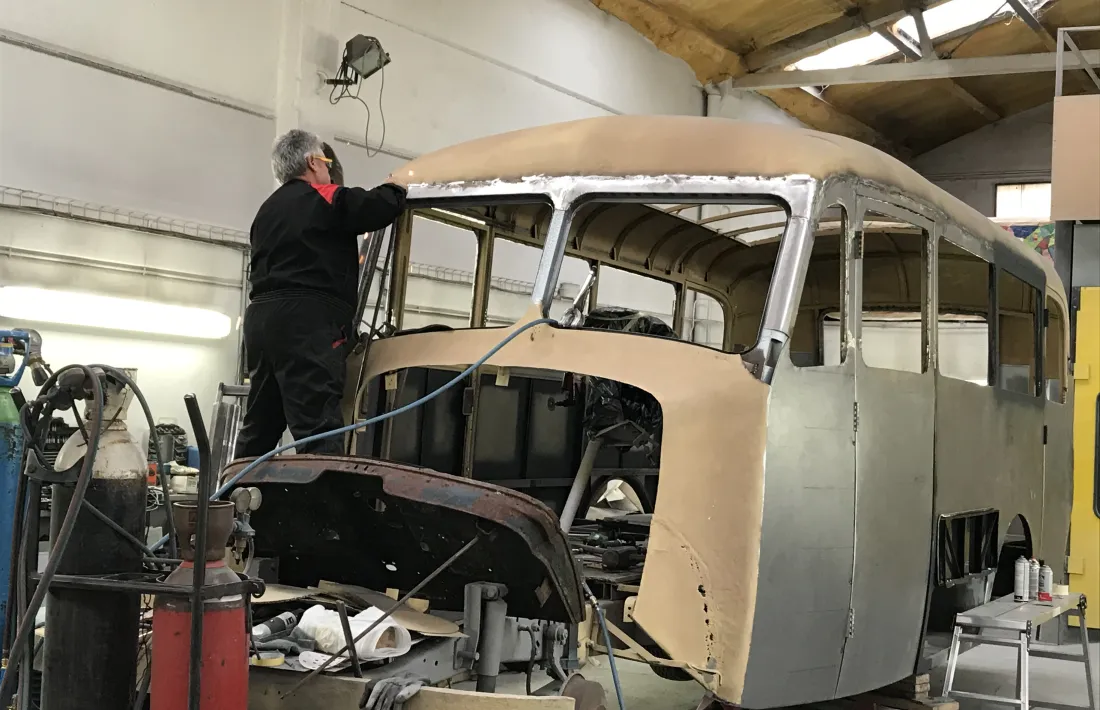 El planxista afegeix una capa d’emprimació al xassís del Fargo, dilluns al taller Catalunya de la capital. per prevenir-ne l’oxidació del metall.